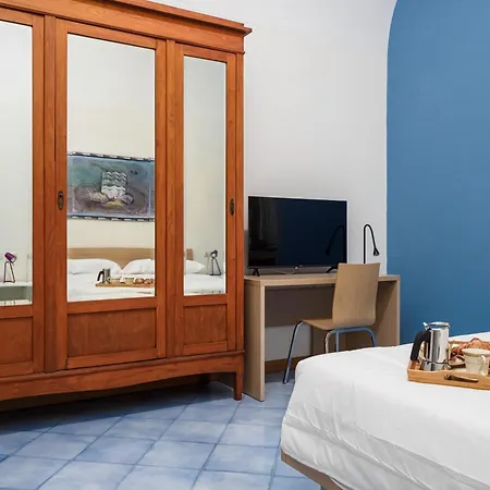 De Vivo Realty - Ficus *